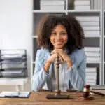 Depuis l'installation de l'Agent IA Mak3it, notre étude a économisé plus de 20 heures par semaine en tâches administratives. C'est l'équivalent d'un employé à temps partiel, mais disponible 24/7 et parfaitement bilingue.