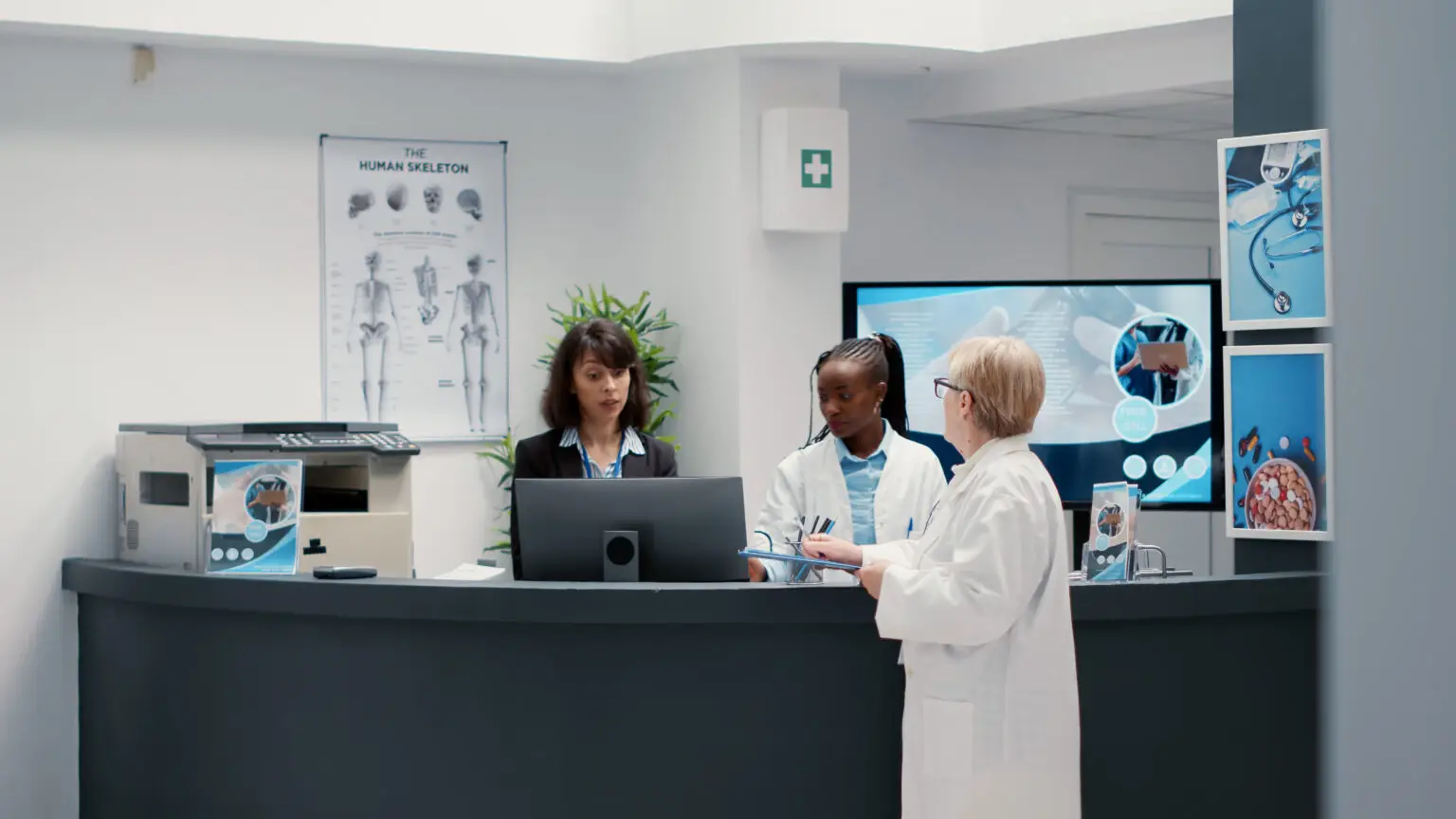 Notre solution révolutionne la gestion quotidienne de votre clinique avec des fonctionnalités spécialement conçues pour le secteur médical. Découvrez comment notre IA améliore votre efficacité opérationnelle :